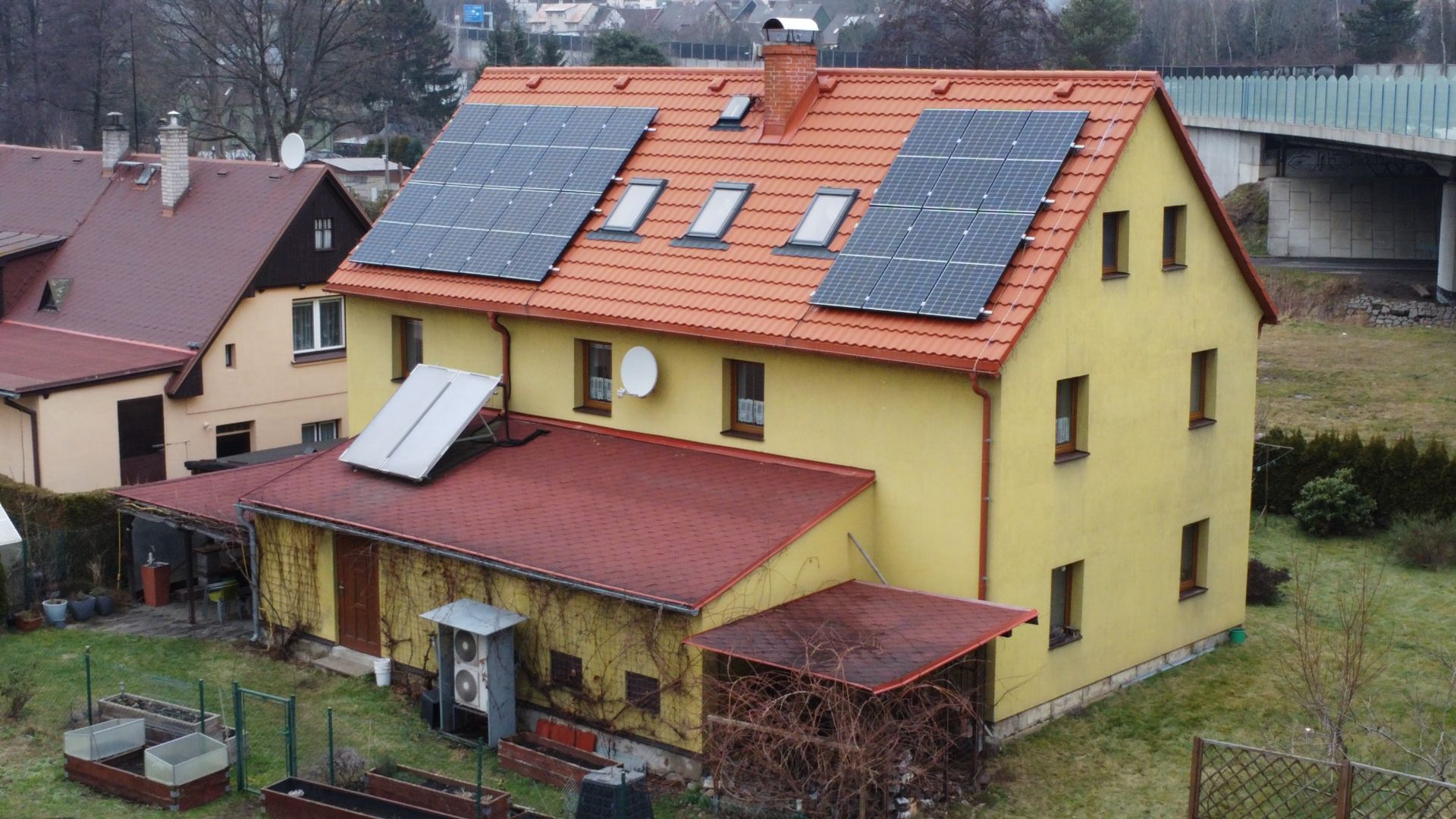 Prodej pěkného RD 8 + 3 se třemi byty a garáží v centru Chrastavy, Nádražní ulice č.p. 41, za 13.800.000,- Kč.