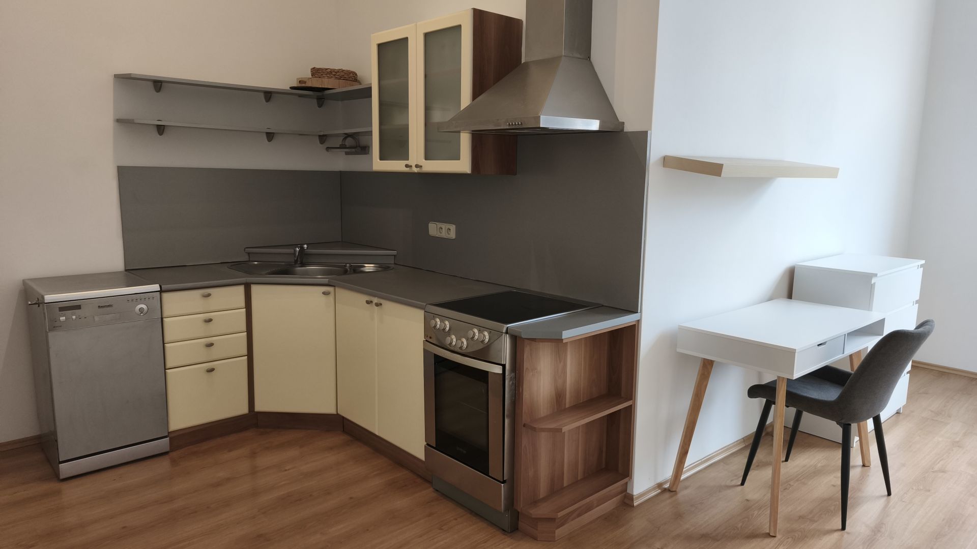 Pronájem pěkného bytu 1+kk, ca 45 m2, v centru Liberce, Pražská ul. 13/19, za 8.900,- Kč + spotřeby.