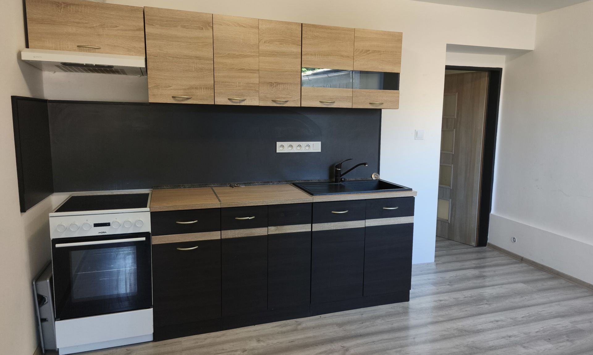 Nabízím pronájem přízemního bytu 1+1 se společnou zahradou, v Chrastavě, Žitavská ul. 150, za 9.900,- Kč + spotřeby.
