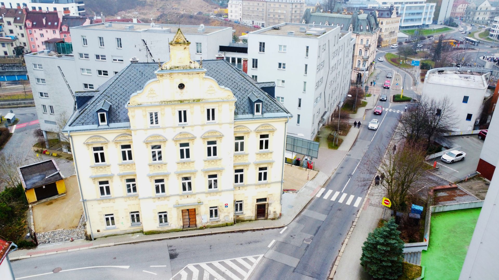 Pronájem nového bytu 2+kk s krytým balkonem, ca 61 m2, v centru Liberce, za 20.000,- Kč + spotřeby.