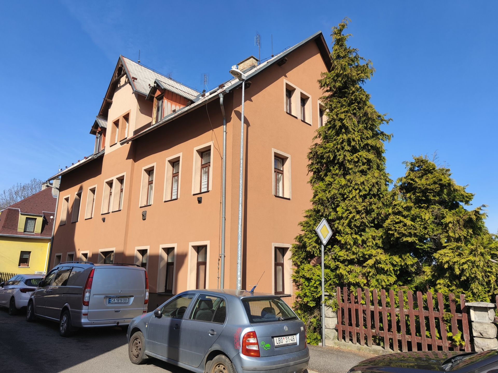 Pronájem podkrovního bytu 2+1, ca 50m2, s vlastním vytápěním kotlem na plyn a komorou v Liberci, za 10.500,- Kč + spotřeby.