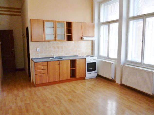 Pronájem bytu 1+kk v centru Jablonce n/N., s vlastním vytápěním kombi kotlem na plyn, Lidická ul. 20, za 7.500,- Kč + spotřeby.