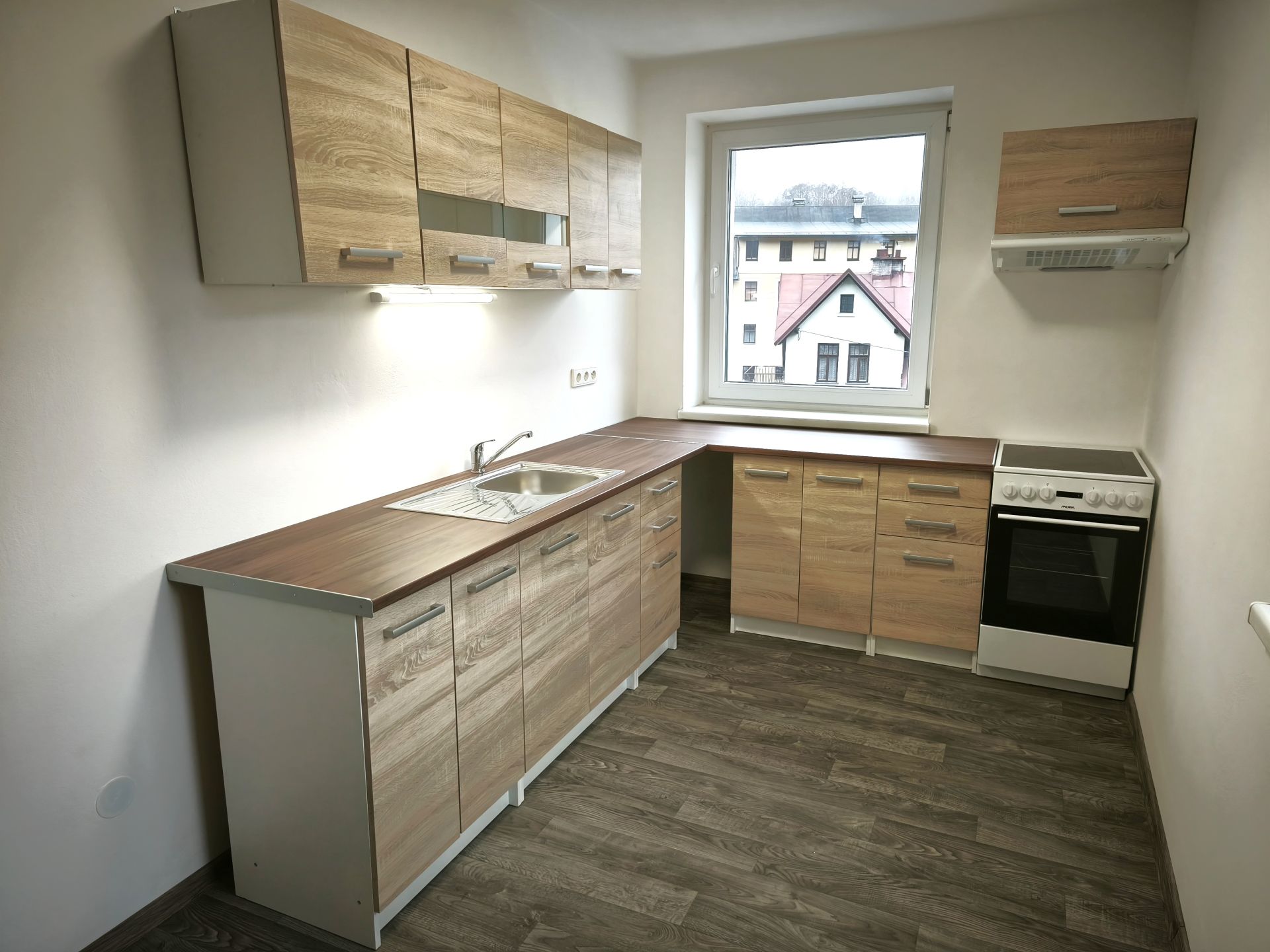 Pronájem nového komfortního mezonetového bytu 3+1 včetně parkování pro auto, 73 m2, Smržovka, za 16.000,- Kč + spotřeby.