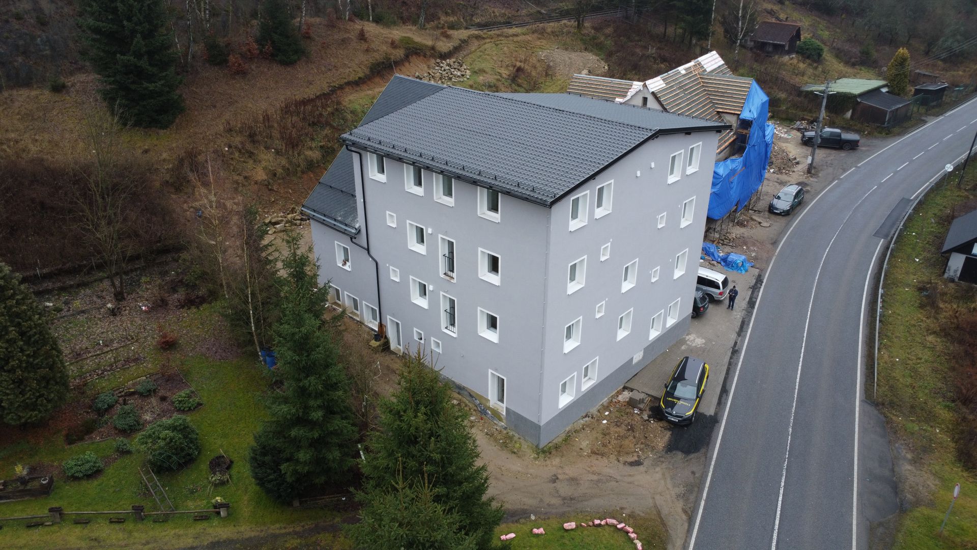 Pronájem nového bytu 2+kk, ca 48 m2, včetně parkování pro jedno auto, Smržovka, za 11.000,- Kč + spotřeby.