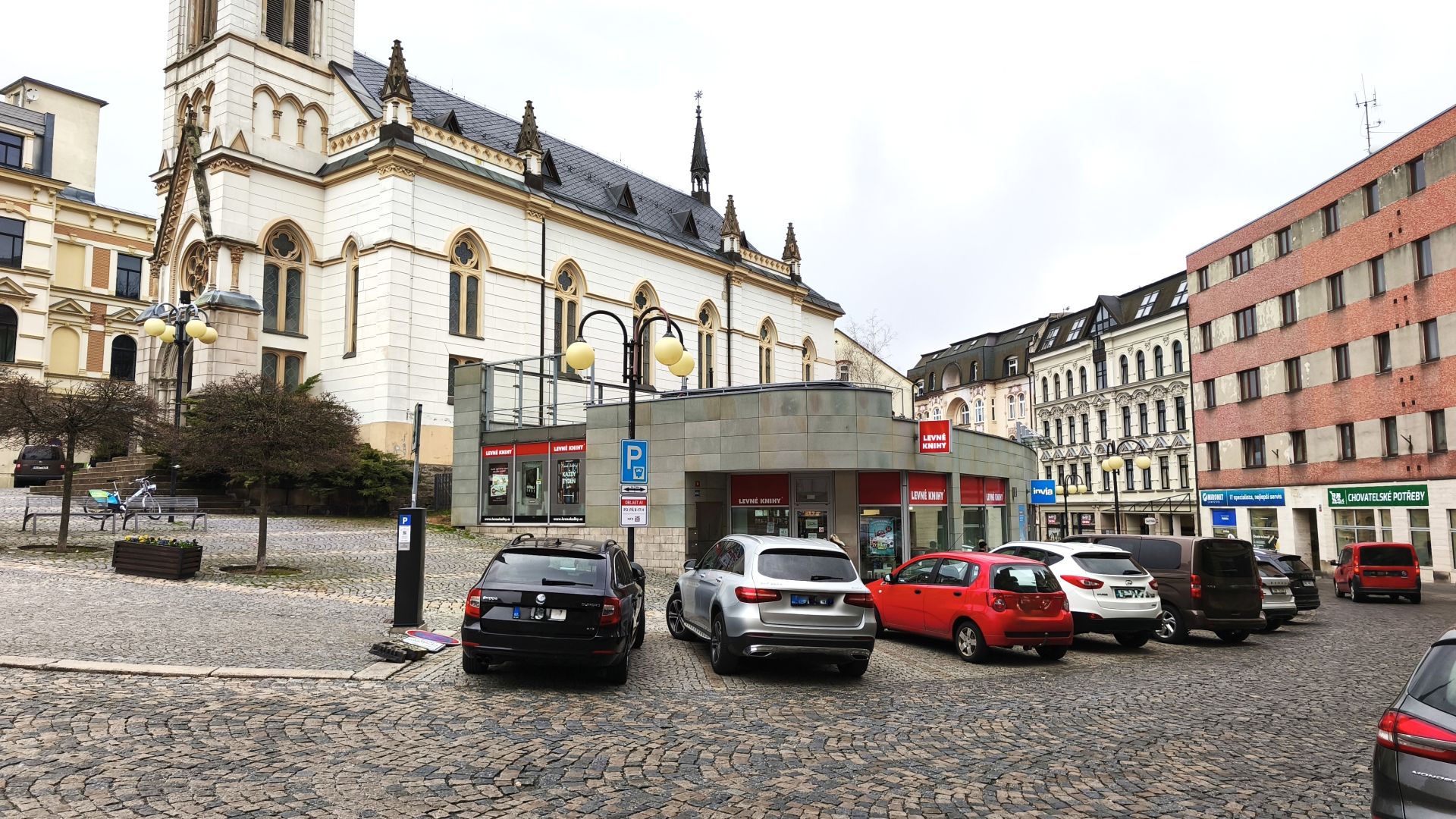 Pronájem reprezentativního obchodu s výlohami, ca 115m2 v centru Jablonce n/Nisou, Podhorská ul. 9, za 33.000,- Kč + spotřeby.