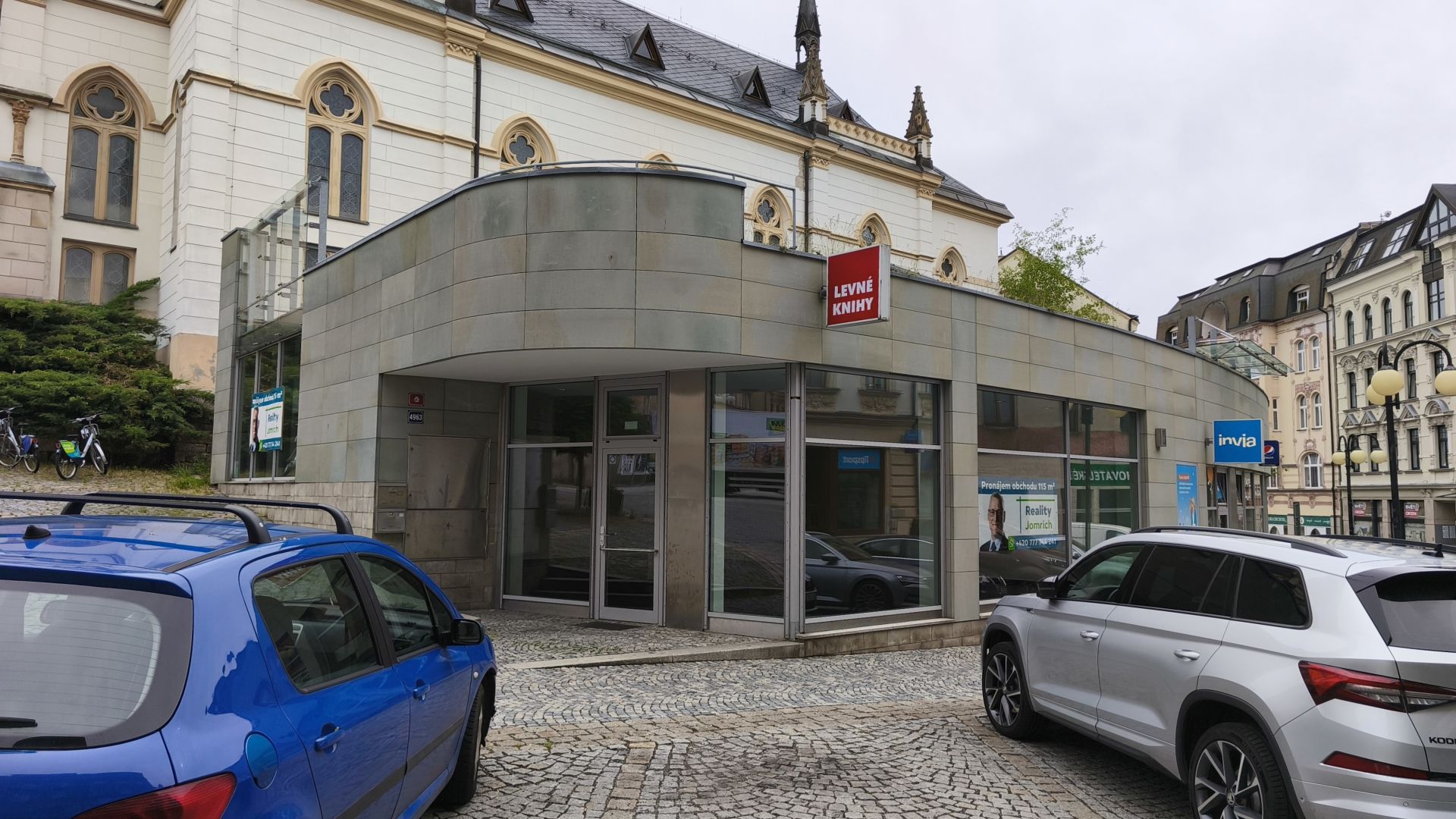Pronájem reprezentativního obchodu s výlohami, ca 115m2 v centru Jablonce n/Nisou, Podhorská ul. 9, za 28.000,- Kč + spotřeby.