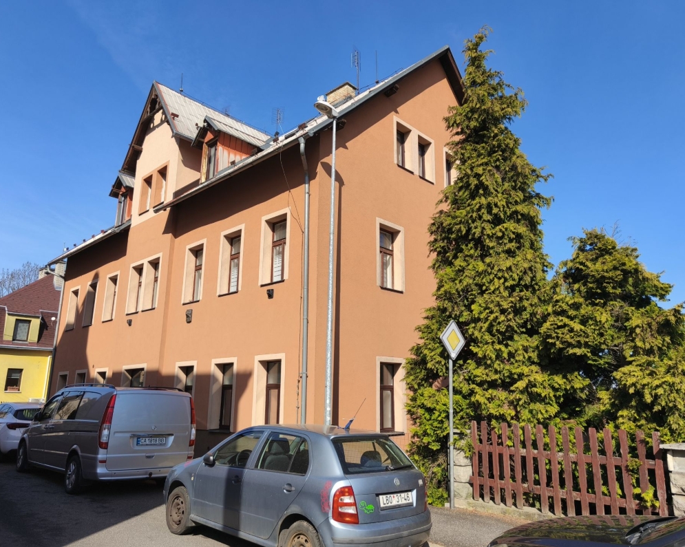 Pronájem podkrovního bytu 2+1, ca 50m2, s vlastním vytápěním kotlem na plyn a komorou v Liberci,  za 10.500,- Kč + spotřeby.