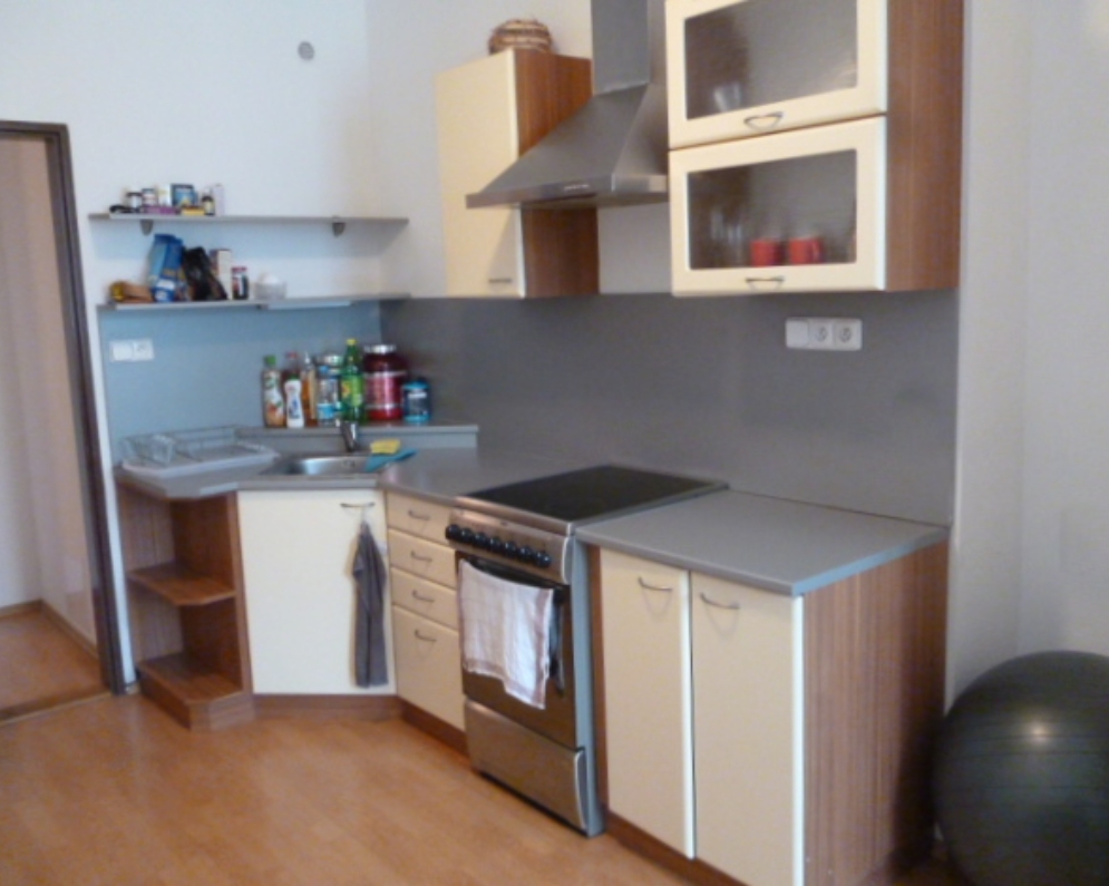 Pronájem bytu 2+kk, ca 40 m2, v centru Liberce, Pražská ul., 4. patro, za 9.000,- Kč + spotřeby.