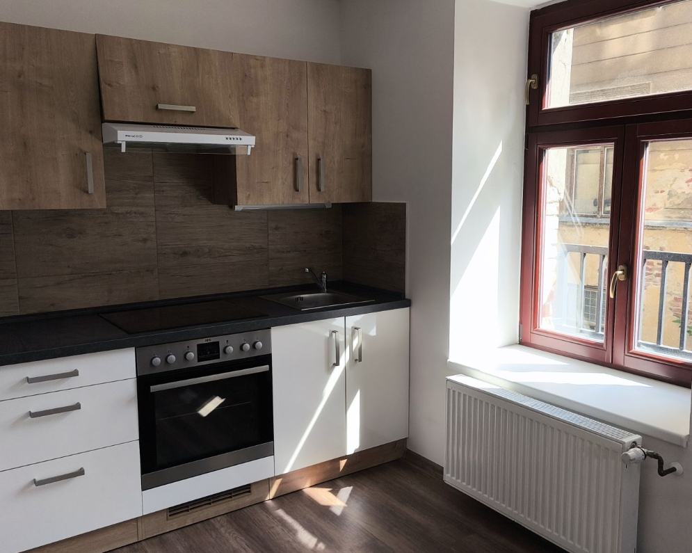 Pronájem ateliérového bytu 1+kk v centru Jablonce nad Nisou, Lidická ul. 20, za 6.000,- Kč + spotřeby.
