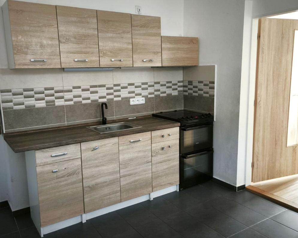 Pronájem nového bytu 2+1, ca 55 m2, č. 3, v centru Liberce, ul. 8 března, za 17.500,- Kč + spotřeby.