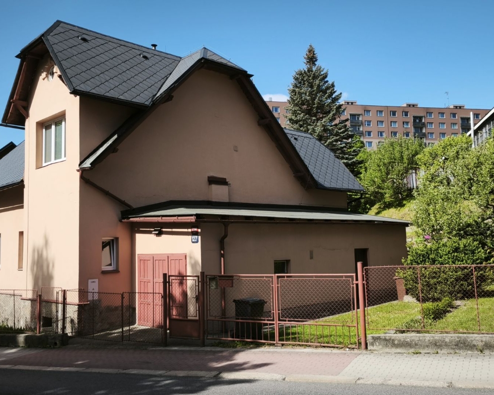 Prodej dvougeneračního RD 4+2 s garáží a zahradou v širším centru Liberce, Ruprechtická ul., za 8.500.000,- Kč.