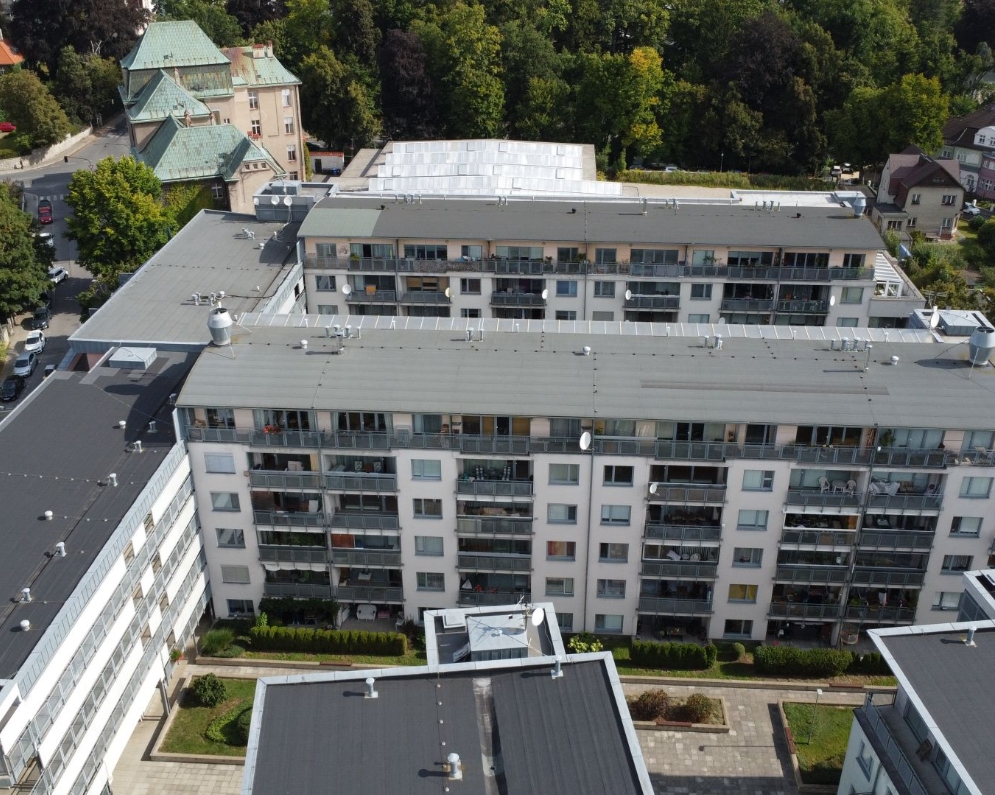 Pronájem rezidenčního bytu 3+kk s lodžií, šatnou, a garážovým stáním v centru Liberce, Tyršova ul., za 20.000,- Kč + spotřeby.