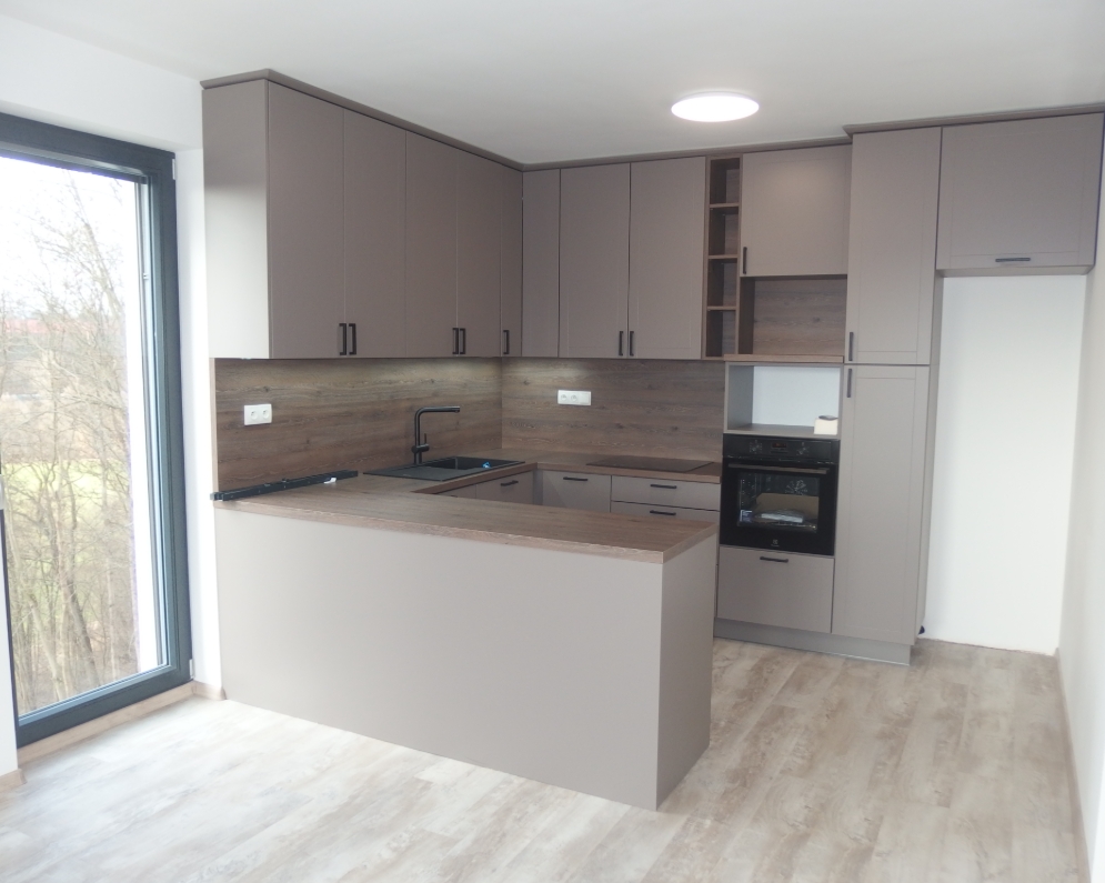 Pronájem nového bytu 4+kk s terasou, klimatizací a krytým parkováním, ca 112 m2, v Turnově, za 29.500,- Kč. + spotřeby.