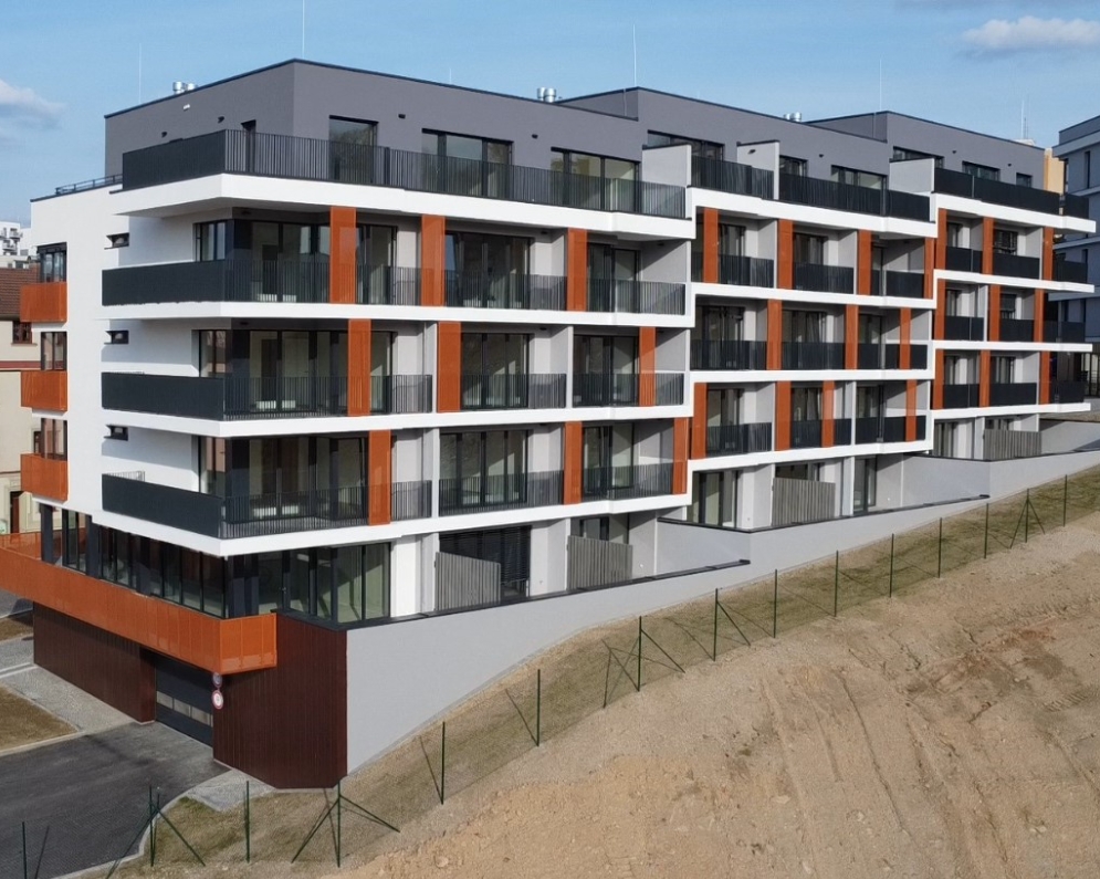 Pronájem nového bytu 3+kk s balkonem (celková plocha ca 81m2) a krytým parkováním centru Liberce, za 20.900,- Kč + spotřeby.