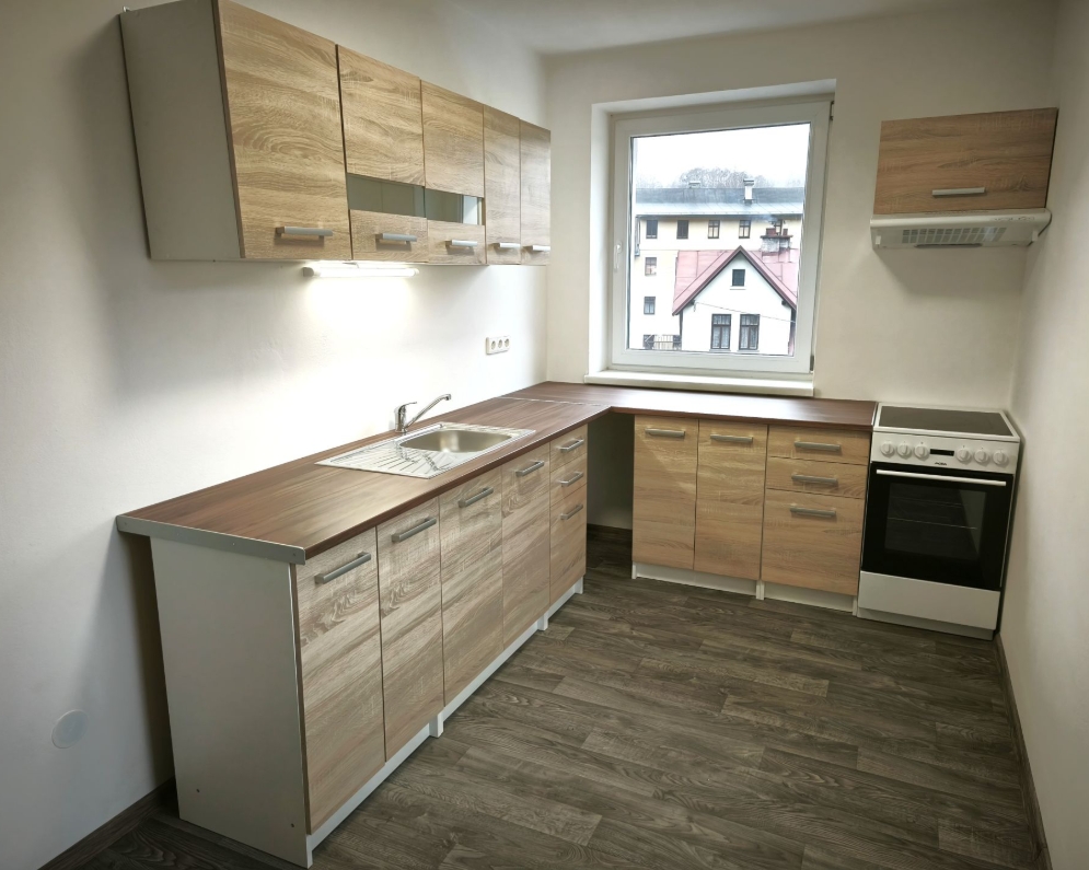 Pronájem nového komfortního mezonetového bytu 3+1 včetně parkování pro auto, 73 m2, Smržovka, za 16.000,- Kč + spotřeby.