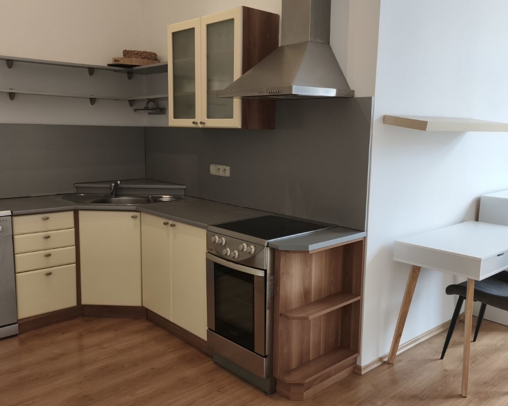Pronájem pěkného bytu 1+kk, ca 45 m2, v centru Liberce, Pražská ul. 13/19, za 8.900,- Kč + spotřeby.