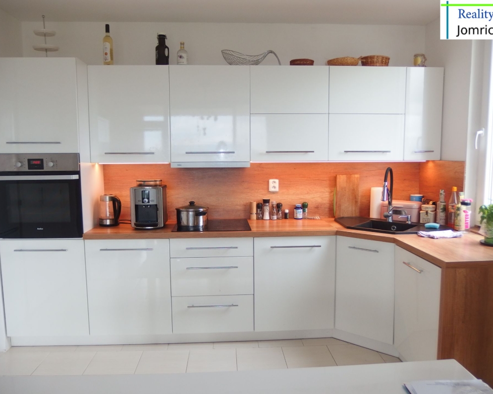 Pronájem zařízeného bytu 2+1, ca 66 m2, s velkou lodžií v Liberci, Králův Háj, Aloisina výšina 558, za 15.700,- Kč + spotřeby.