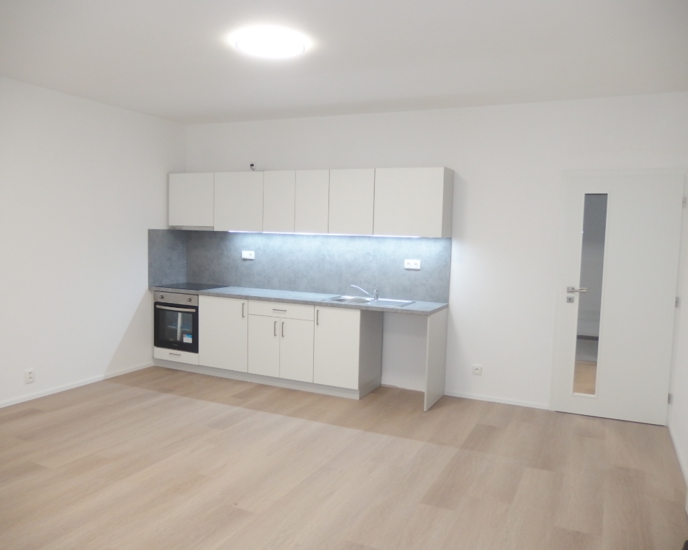 Pronájem nového bytu 2+kk s balkonem a možností parkování v domě, 66 m2, v centru Jablonce n/N., za 13.700,- Kč + spotřeby.