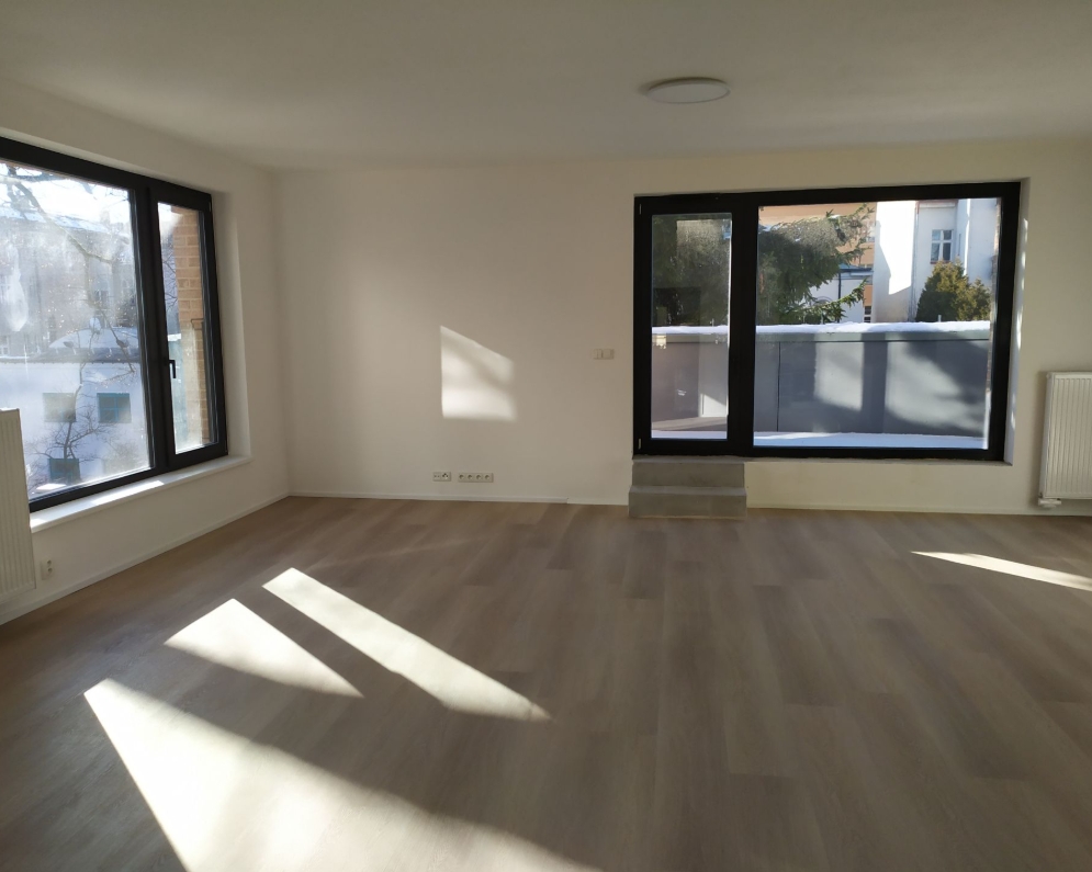 Pronájem bytu 2+kk s balkonem a možnosti parkování v centru Jablonce n/N., Jungmannova ulice, za 12.900,- Kč + spotřeby.