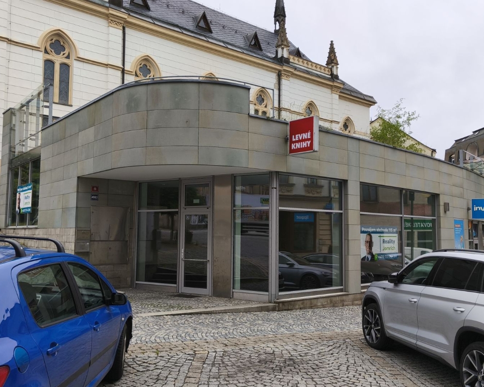 Pronájem reprezentativního obchodu s výlohami, ca 115m2 v centru Jablonce n/Nisou, Podhorská ul. 9, za 28.000,- Kč + spotřeby.