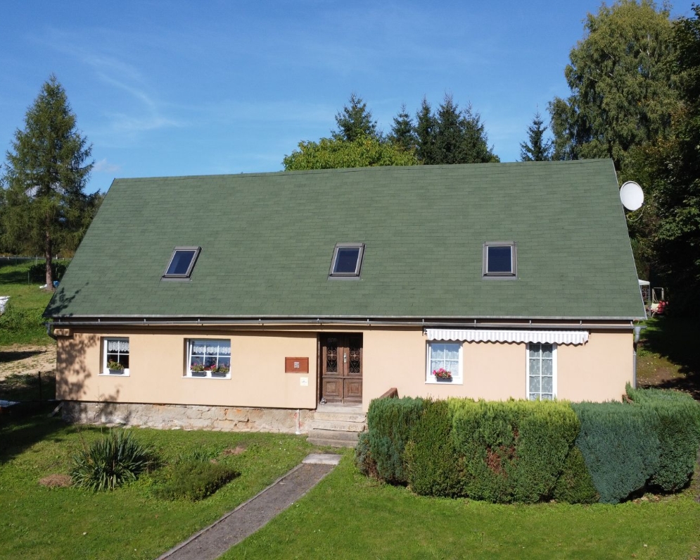 Prodej rodinného domu 3+1 se stavebním pozemkem 1.954 m2 pro výstavbu RD, skladu a opraven. za 9.900.000,- Kč.