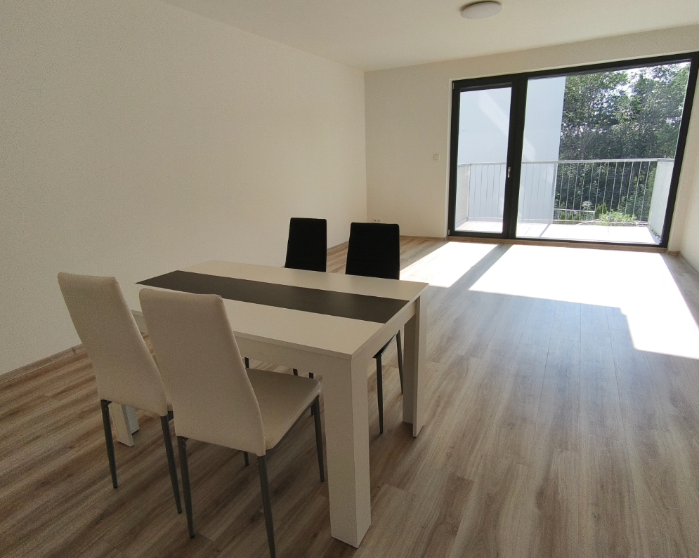 Pronájem nového bytu 3+kk s balkonem, ca 95 m2, a krytým parkování v Turnově, za 26.500,- Kč + spotřeby. ,
