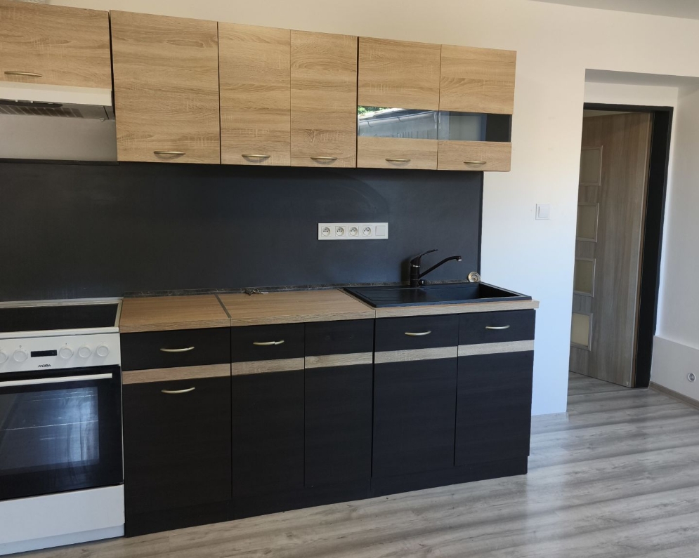 Nabízím pronájem přízemního bytu 1+1 se společnou zahradou, v Chrastavě, Žitavská ul. 150, za 9.900,- Kč + spotřeby.