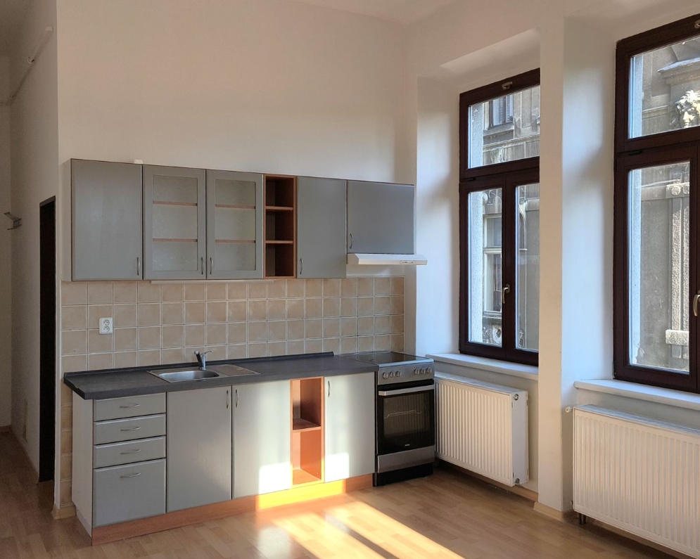 Pronájem bytu 1+kk v centru Jablonce n/N., s vlastním vytápěním kombi kotlem na plyn, Lidická ul. 20, za 7.500,- Kč + spotřeby.